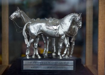 badminton_horse_trophy_113u5901