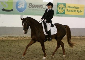 charlotte_oegaard_paa_roenbjergs_schuf_fetti