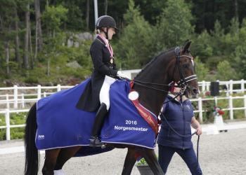 elizabeth_fjornes_med_masserati