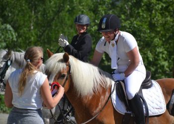 ingun_dahl_bergheim_paa_paulin_mona_domaas_wibe_og_kristall_fra_sjonarholi_i_bakgrunnen_002