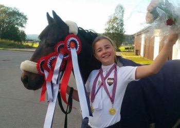 km_ind_og_lag_vinner_dressur_ponni